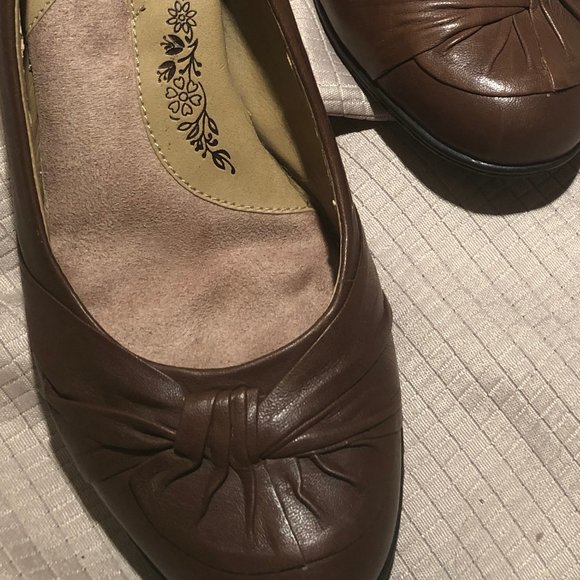 Strictly Comfort featuring memory foam, leather - Picture 3 of 8